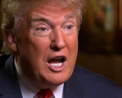 Donald Trump — Capture d'écran sur CBS News TV - http://www.cbsnews.com/news/is-donald-trump-right-to-call-nafta-a-disaster/