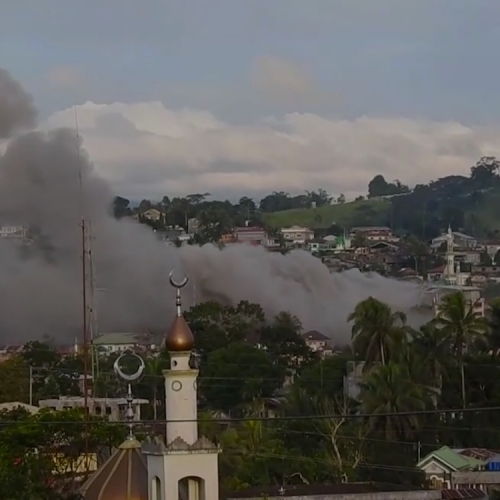 Marawi occupée par les combattants islamiques radicaux bombardés par l'armée philippine.