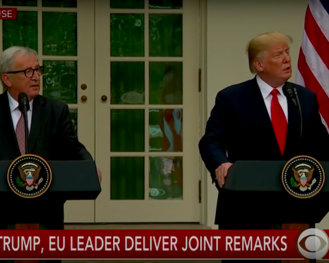 Jean-Claude Juncker et Donald Trump — Image Capture d'écran de CBS TV