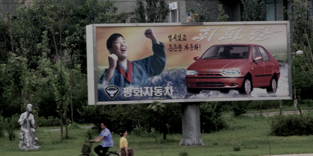 La publicité du constructeur automobile Pyonghwa Motors à Pyongyang, Corée du Nord — Crédit ©DR