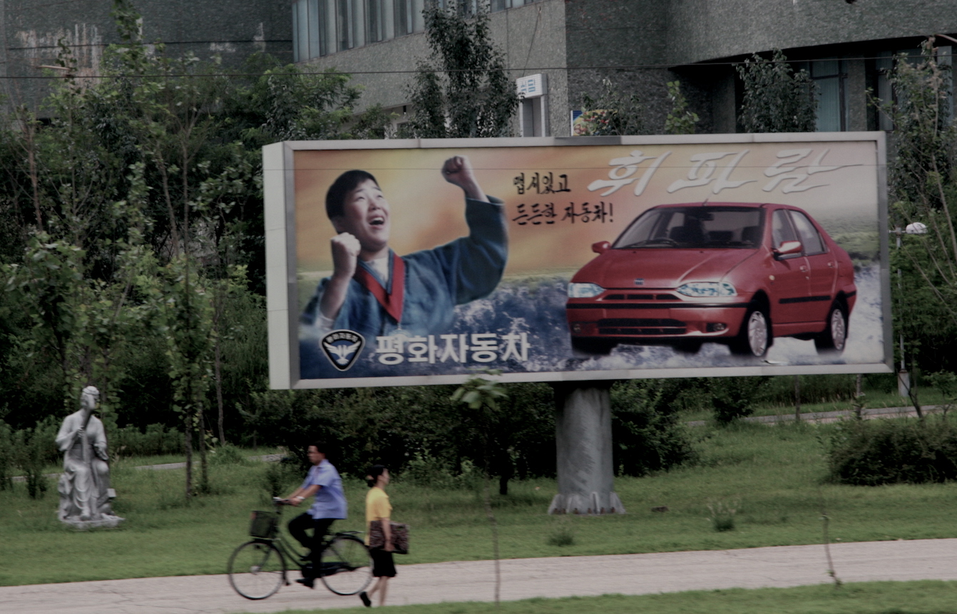 La publicité du constructeur automobile Pyonghwa Motors à Pyongyang, Corée du Nord — Crédit ©DR