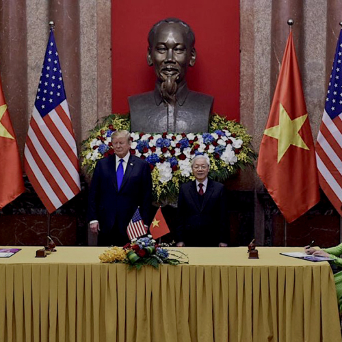 VietJet Air signe l'achat de 100 Boeing 737 MAX avec Boeing en présence du numéro un vietnamien Nguyen Phu Trong et le président américain Donald Trump. Crédit photo © TuoiTreNews