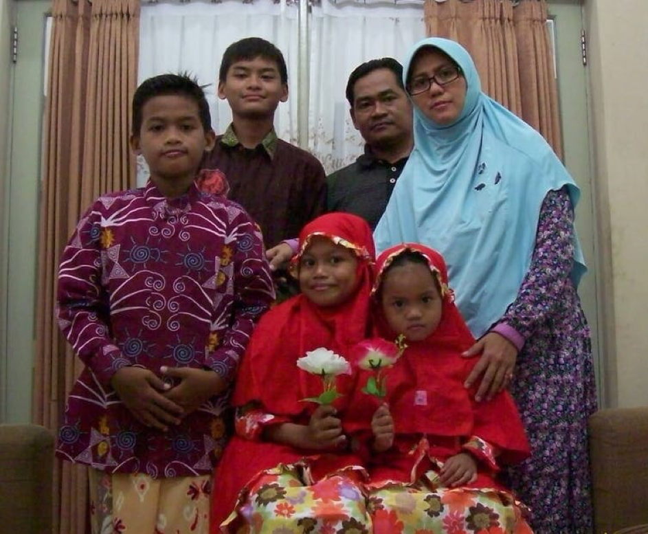 Une photo de la famille qui aurait été responsable de l’attaque de dimanche à Surabaya selon la police. Image de l'auteur.