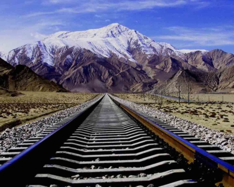 Construction de la ligne de chemin de fer reliant la Chine au Népal dans le cadre de l'Initiative Ceinture et Route.