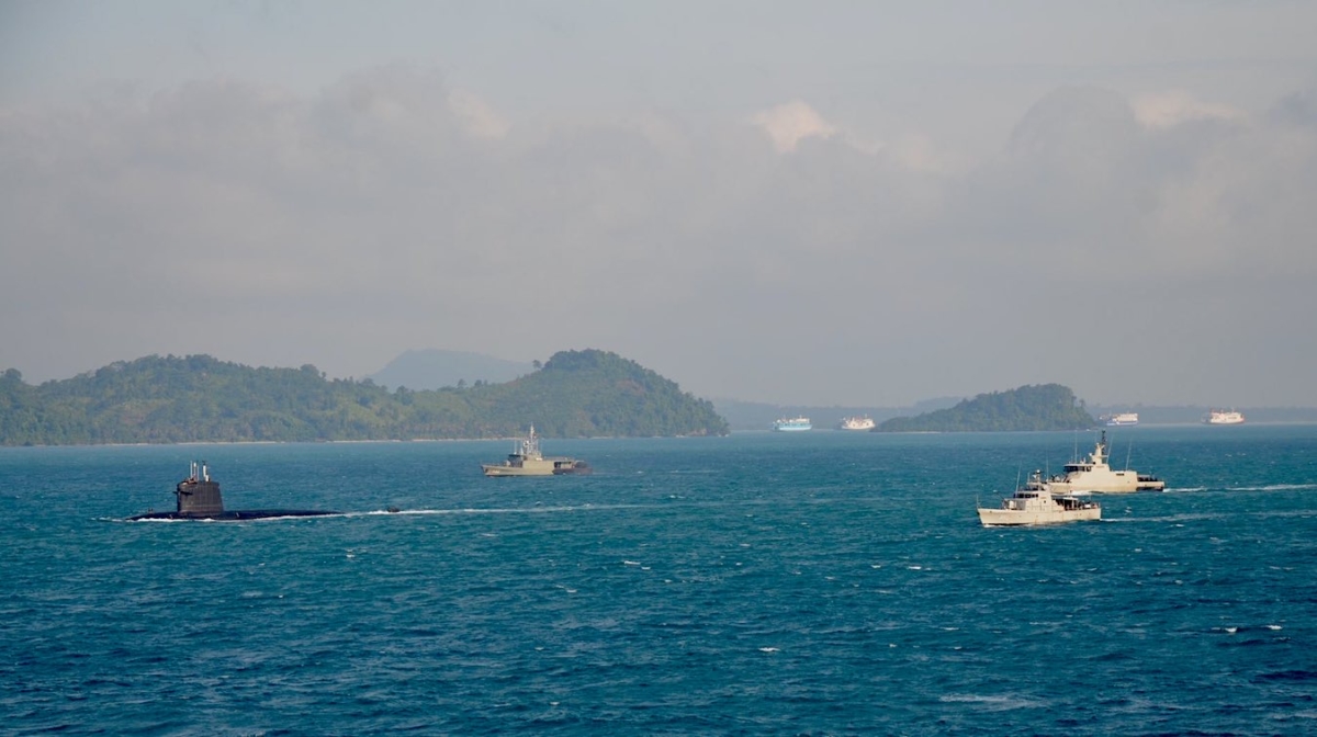Le sous-marin d'attaque français Émeraude et trois navires de la Marine nationale indonésienne en exercices dans le détroit de la Sonde (Indonésie), Mer de Chine méridionale. Photo © Marine nationale française. 