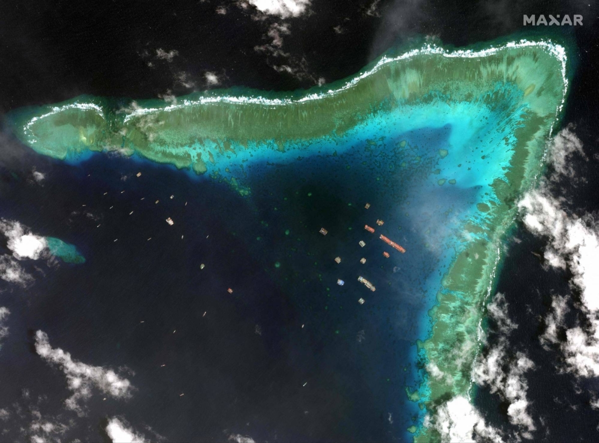 Des navires de la milice maritime chinoise sont vus ancrés sur une image satellite prise le 23 mars 2021 au récif Whitsun, à environ 320 km à l'ouest de Bataraza, à Palawan, aux Philippines, en Mer de Chine méridionale — © MAXAR TECHNOLOGIES