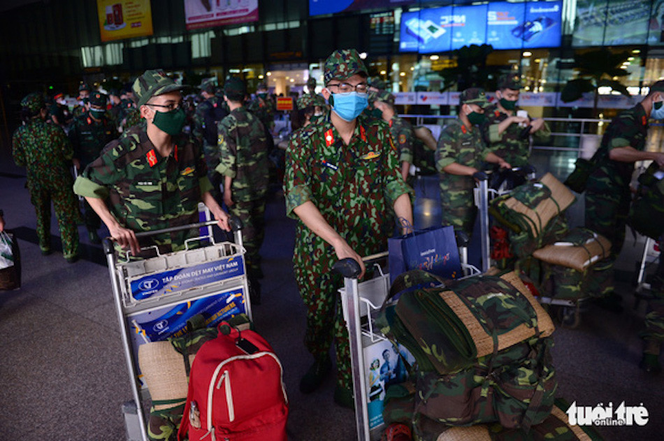 Les services médicaux de l'armée vietnamiennes arrivent en avion à Ho Chi Minh-Ville — © Quang Dinh, Công Trung et Minh Hoa / Tuoi Tre.