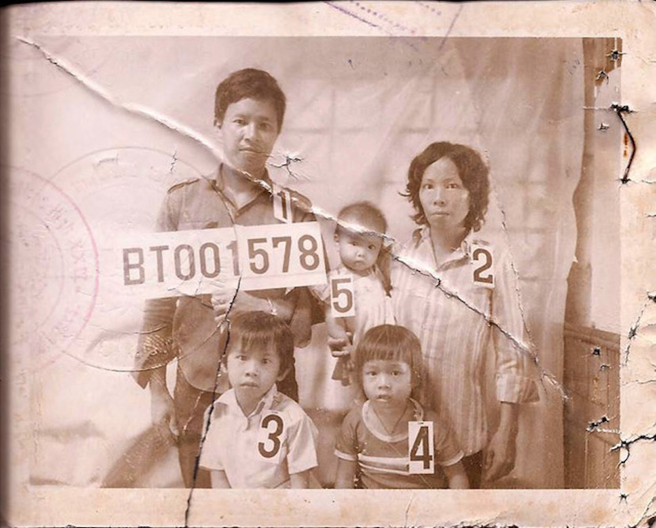 Photo d'identité de la famille Pham Hanh dans un camp de éfugiés. Collection du Musée Wing Luke, Seattle, avec l'aimable autorisation de Pham Hanh.